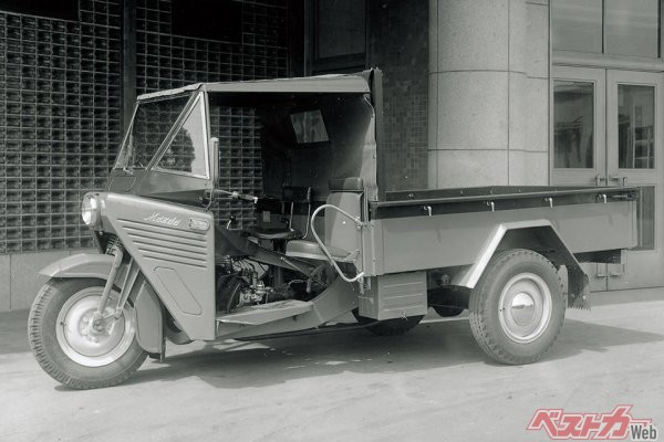 1953年発売のマツダ CLY型三輪トラック。オートバイのようなバーハンドルを装備