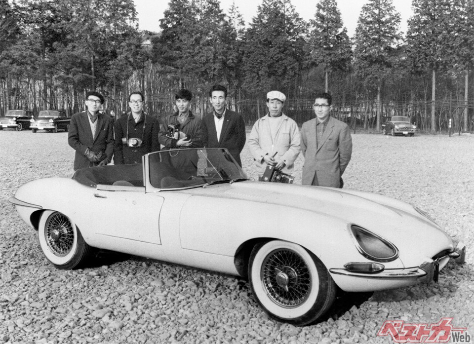 この写真は1968年、東京新聞社を退社したあとのもの。「中南米大陸都市環境調査遠征隊」に参加した三本和彦氏(左から三人目)。向かって右隣りが小林彰太郎氏だ