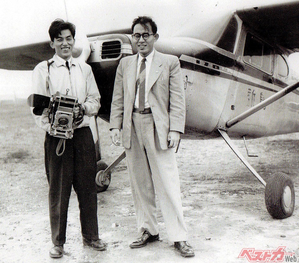 東京新聞を退社する直前の三本氏。手にするカメラは、学生時代に憧れたスピードグラフィック、通称「スピグラ」だ。当時取材で愛用したカメラ