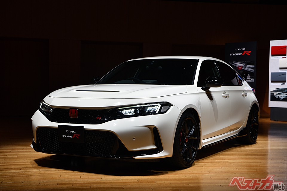 バンパー両端のスリットからフェンダー内部に導風して後方から風を抜くことで、効果的にブレーキを冷却できる。フードのスリットはグリルから入った風を効果的に排出する