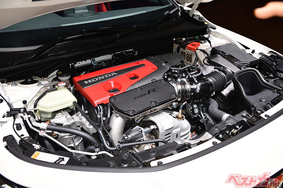 エンジンスペックの詳細は現段階では明らかにされてはいないが、直列4気筒2Lターボは従来型と基本的には同じ。ターボ本体のイナーシャ低減によるピックアップの向上に加え、フライホイールの軽量化などにより、アクセルに対するレスポンスアップを実現している