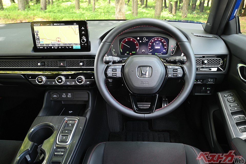 直線的な造形のインパネは視界に優れる。パワーメーターはタコメーターのような動きをすることで、加速感とマッチした視覚効果