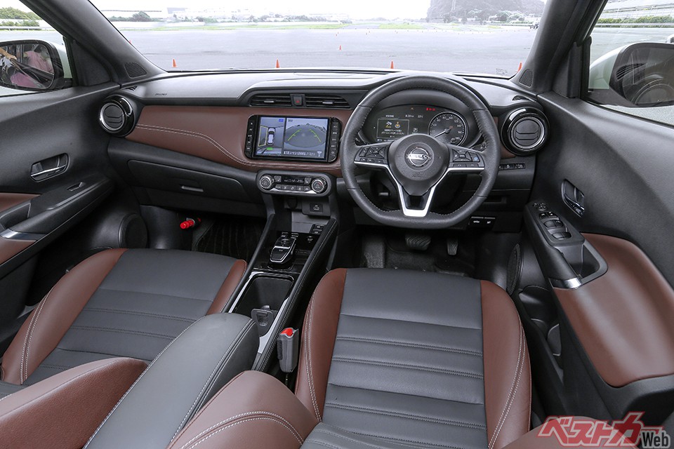 キックスの商品改良のキモは4WDの追加だが、新しいコンソールを採用してインテリアが上質化