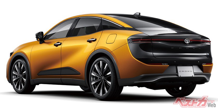 最低地上高を145mmに高めた「クロスオーバー」。前席ヒップポイントは630mm、後席ヒップポイントは610mmと高くなった。上の写真は「バイカラー」と呼ばれ、ブラックをフードやトランク周りに配したカラー