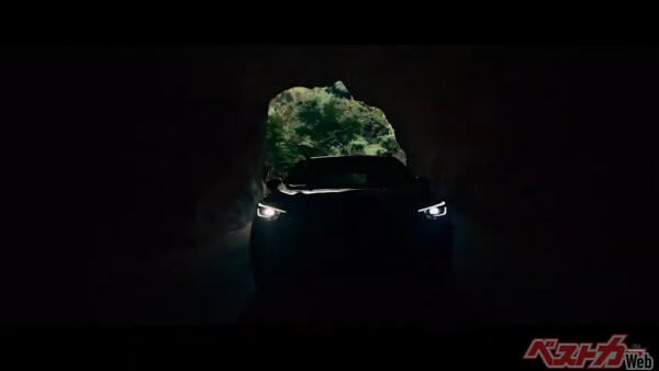 暗闇の中を疾走するスバルの新型SUV。ルーフにルーフレールらしき存在があるのがかろうじて認識できる
