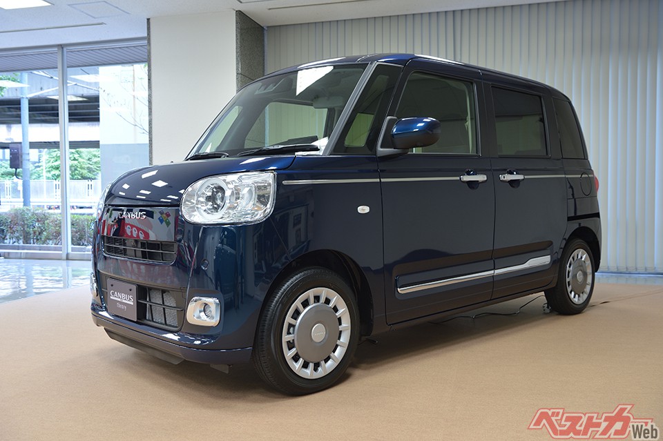 こちらが「セオリー」。衝突回避支援ブレーキ機能などを夜間歩行者や追従二輪車にも対応させるなど安全機能が進化。後方車両を検知するブラインドスポットモニターや、急アクセル時加速抑制システムも搭載。