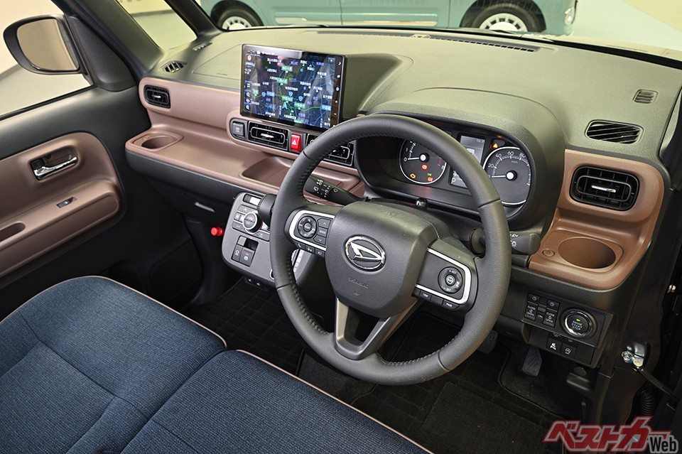 「セオリー」の内装。深みのあるブラウンとネイビーの組み合わせ。ステアリングは本革巻きだ