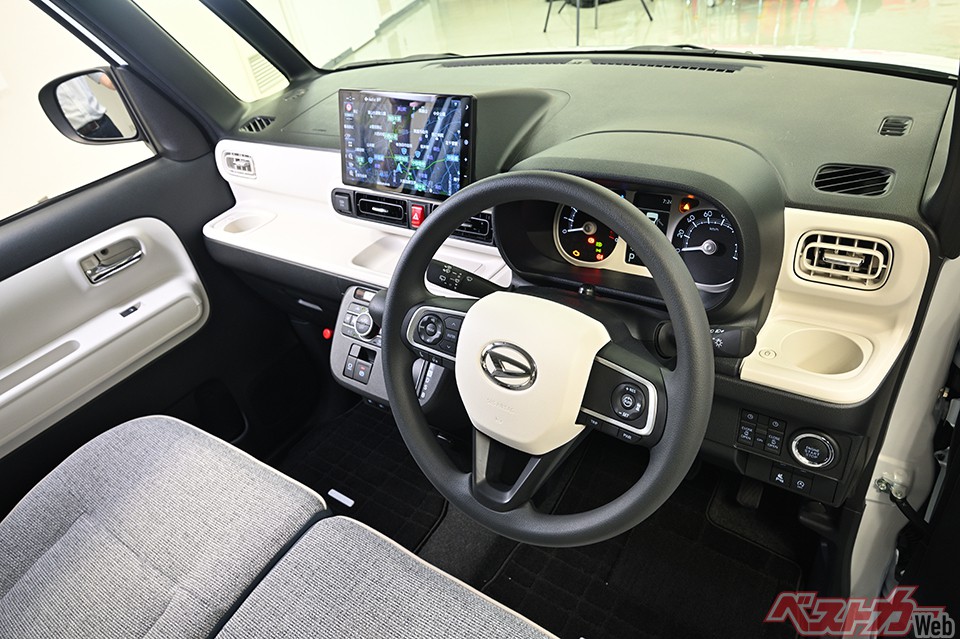 「ストライプス」の内装。ホワイトとグレー基調の内装。新開発のファブリックシートはソファのような座り心地