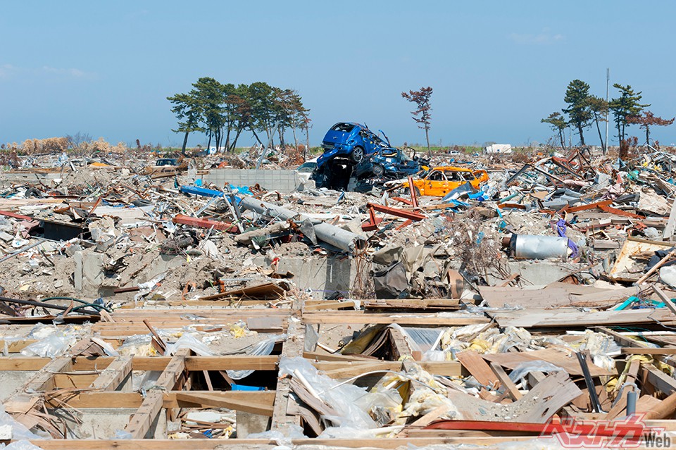 写真は東日本大震災での瓦礫跡。揺れはもちろん、海に近い場合は津波の危険もある。乗って避難するか、置いて避難するかは一律に決めずに臨機応変に対処するのが望ましい(L.tom@AdobeStock)