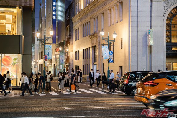 写真は銀座。ここまで混んでいなくても、ちょっとした繁華街なら「何時間でも人が途切れない横断歩道」などはありそうだが…そういう場合はどうすれば……