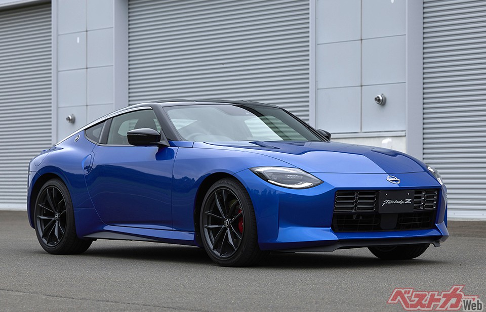 S30をはじめ過去のモデルをオマージュしたエクステリアデザインを採用する新型フェアレディZには凝縮感がある