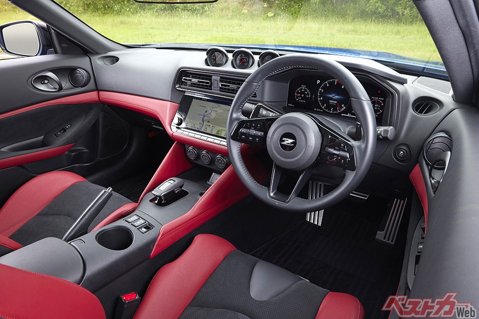 赤と黒のコンビネーションが鮮烈な内装。新開発された9ATのセレクターの操作性もいい