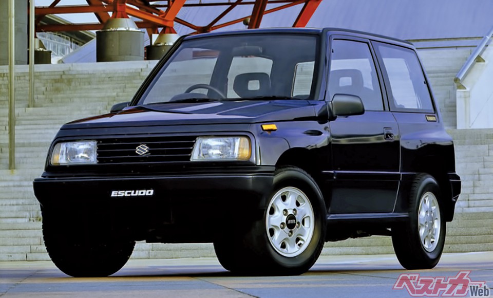 スズキ エスクード(1988年・初代)中古相場 109万〜298万円 入手困難度★★★★★ 本格クロカンSUVながら乗用車的な内外装も大きな魅力で、3ドアにはソフトトップとなるコンバーチブルも設定されていた