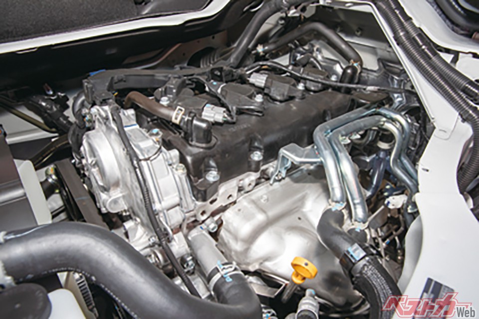 三菱製の2.4Lディーゼルの型式は4N16で、132ps/37.7kgmのスペック。燃費は12.4km/Lから13.9km/Lに!!