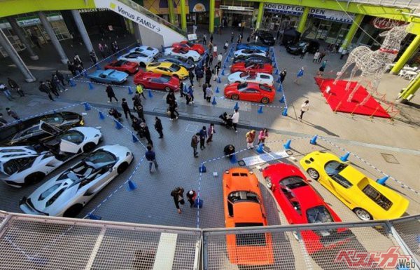 メガウェブの中庭スペースで開催された2021年のスーパーカー展示。最後のクルマ展示イベントとなった