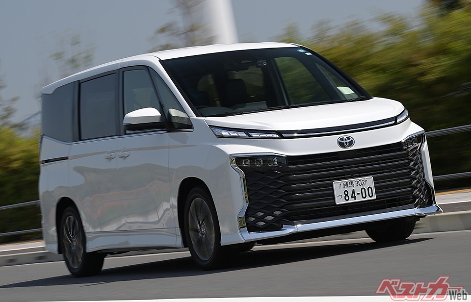 総合1位:トヨタ ノア/ヴォクシー 価格:267万〜396万円 得票点数36点で総合1位。4名全員が選出している