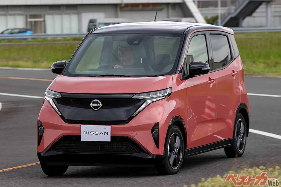 総合2位:日産 SAKURA/三菱 eKクロスEV 価格:233万3100〜294万300円(SAKURA) 得票点数34点で総合2位。日本人ニーズに合うEV