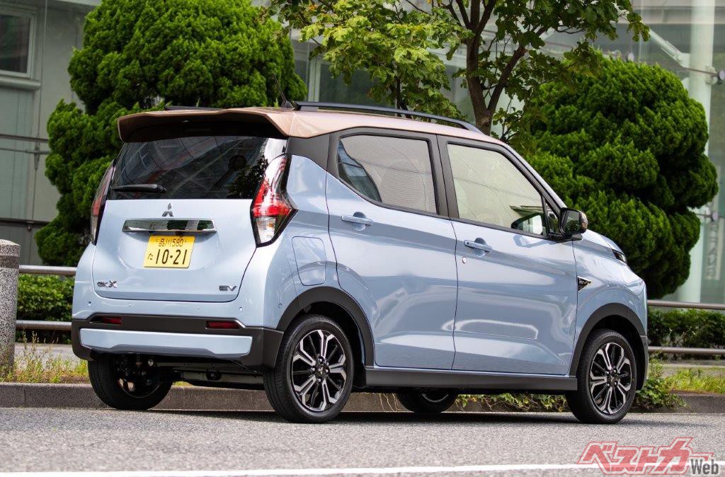 外観デザインはガソリン車の「eKクロス」と基本的に共通だが、eKクロスEVはフロント周りやアルミホイールが専用デザインとなる