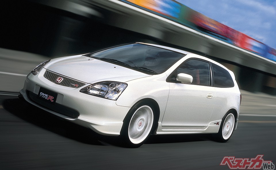 2代目タイプRはイギリス工場製で2001年に登場。2Lに拡大されたVTECエンジンは215ps/20.6kgmを発揮。これに6MTが組み合わされる