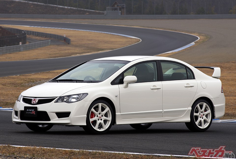8代目シビックがベースの3代目タイプRは2007年に4ドアセダンで登場