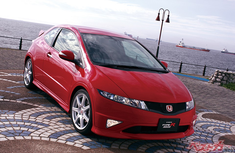 欧州仕様の8代目シビック3ドアハッチバックをベースにイギリスで生産されたFN2型のタイプRユーロは2009年に発売