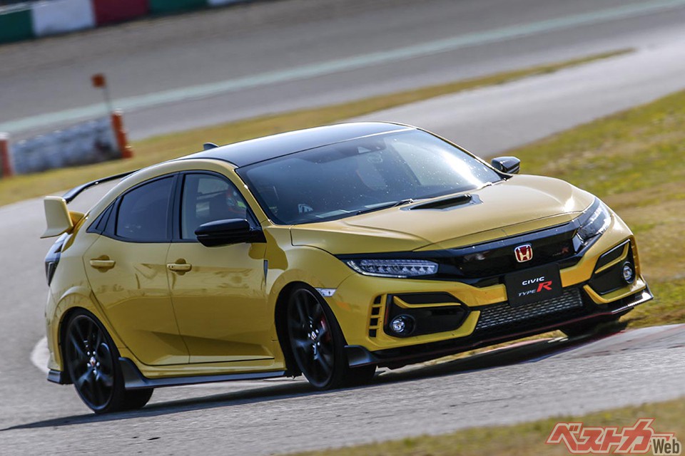 ハイパフォーマンスで最も過激な走りを持つのは、年代の新しい先代の5代目タイプR