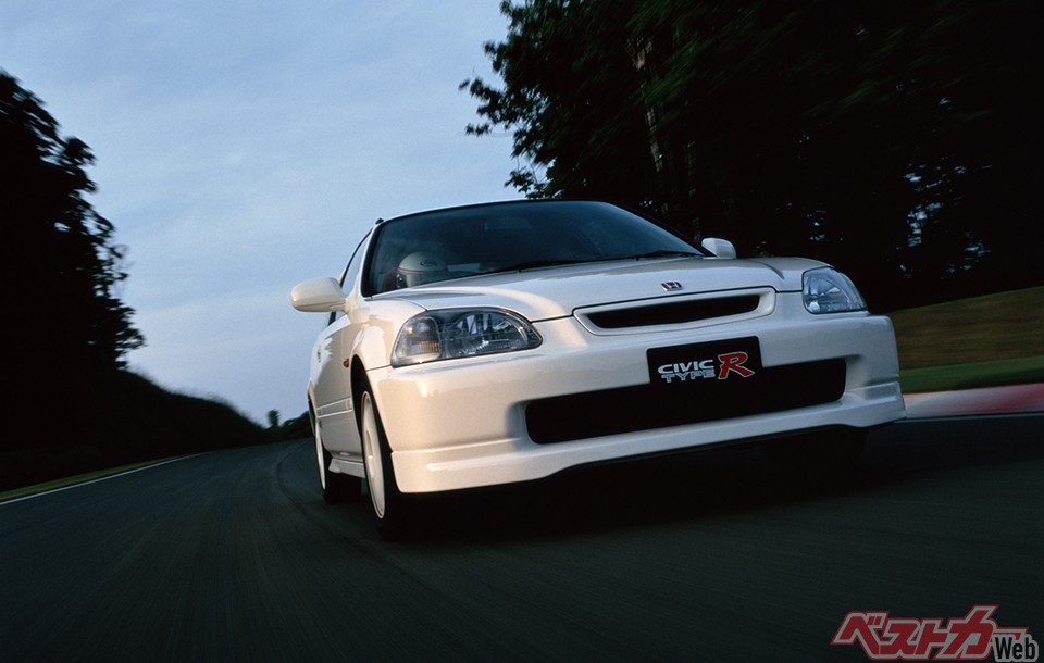 NAエンジンのタイプRでは初代のシャープな操縦性は魅力的だった