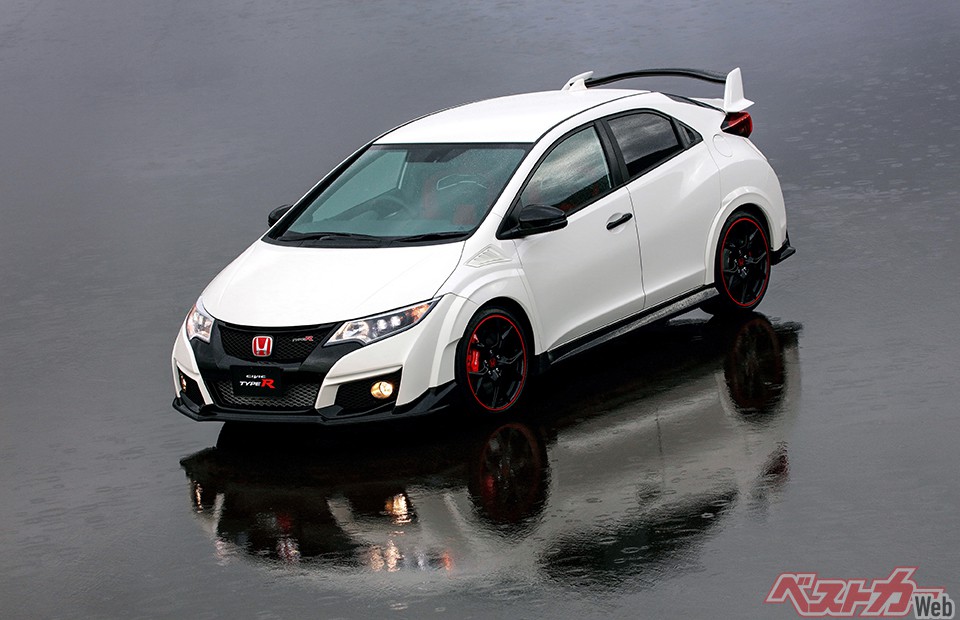 ニュルで量産FF車最速タイムを記録し、2015年に750台限定で登場した4代目。9代目シビックの欧州仕様5ドアがベース