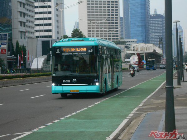 ジャカルタの街を走る中国BYD製のBEVバス