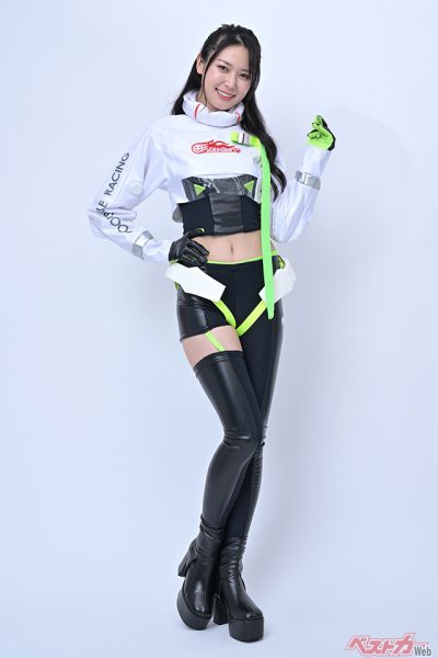 GSR&Team UKYO 荒井つかささん。2013年にGSR & TeamUKYO「レーシングミク☆サポーターズ」に就任して以降、現在までその一員として活動中だ。ちなみにGSRは「グッドスマイルレーシング」の略で、フィギュアメーカー、グッドスマイルカンパニーが運営している