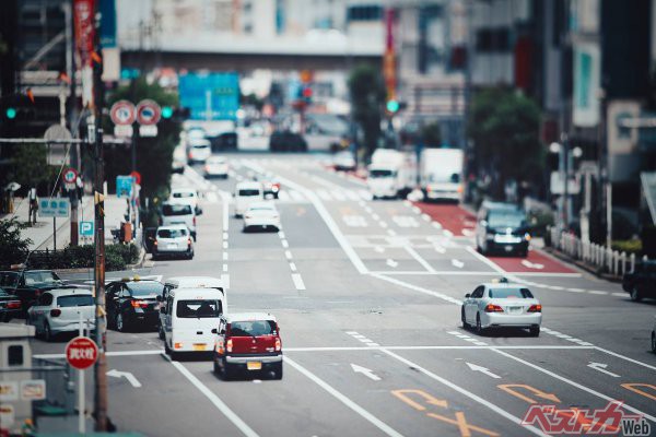 道路に引かれた破線と実線ってなにが違うの？　路上のさまざまな「線」を解説！