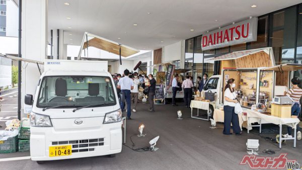 「Nibako」記者発表会が実施された京都ダイハツ五条カドノ店では店舗前でプチ「軽トラ市」が実施されていた。こうした地域と店舗との新しいつながりも本プロジェクトの狙いのひとつ