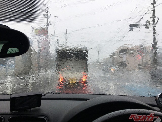 冬や梅雨の時期は曇りが発生しやすい(写真AC_ソライロ)