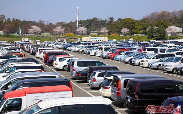 SA・PAの駐車場は小型車、大型車、トレーラー、障がい者用、二輪車5つの駐車マスがある。決められたマスに駐車するのがSA・PAの基本的なルールとなっている