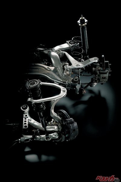 リアサスペンションに採用された新開発のマルチリンクサスペンション（QI-2）は、以降の日産のほとんどのFR車に採用されている