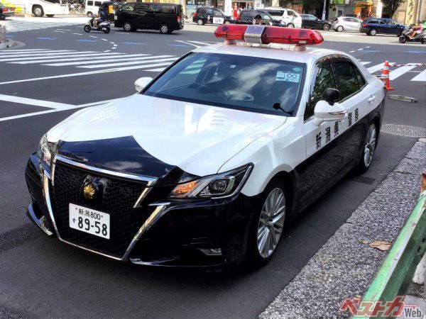 パトカー好きにとっては、「クラウンといえばパトカー」。なるほど確かに。画像は14代目クラウン（S210型）の白黒パトカー。新潟県警所属のパトカーだが、2021年夏の東京オリンピック時に都内で警備にあたってくれた車両
