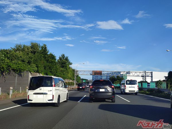 イライラするのは損! 前走車のブレーキランプがひんぱんに光るのはこれが原因かも?