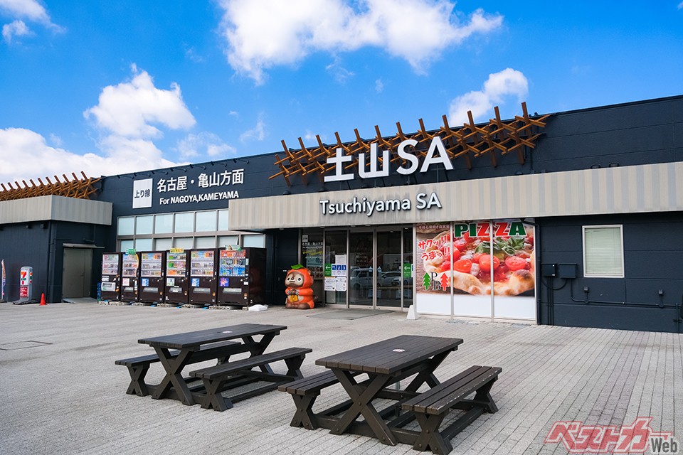 タダで飲める!! パーキングエリアのお茶サービスはいつからあるの!? 年間の消費量もハンパなし