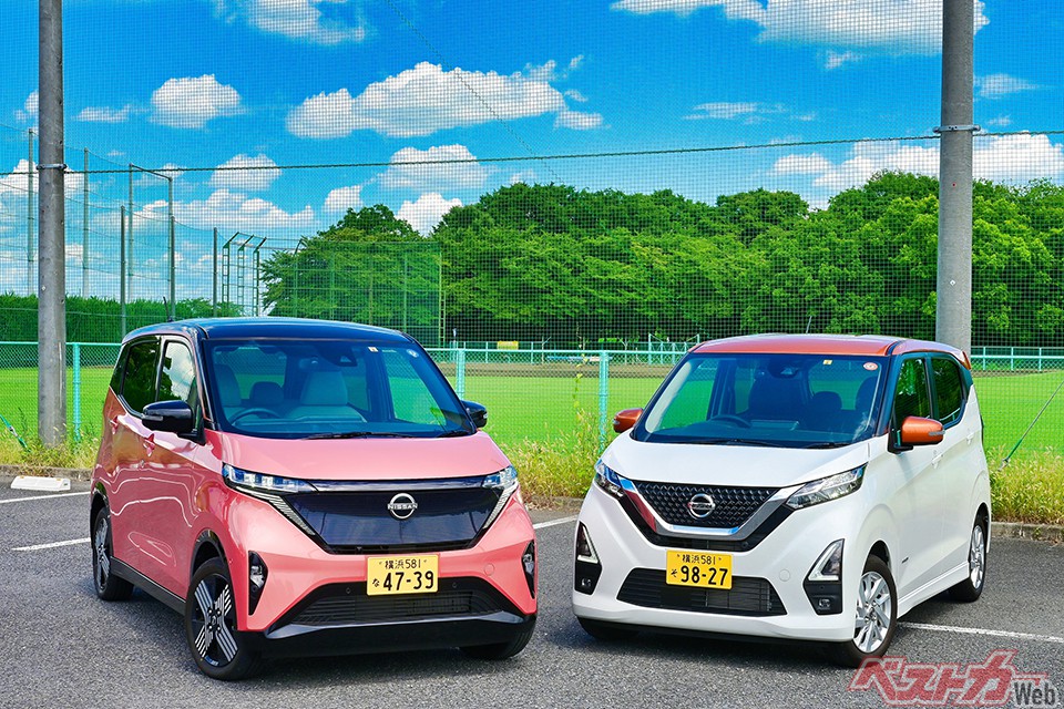 日産 サクラ（左）とデイズ（右）。ともに全長は3395mmでホイールベースは2495mm。全高はサクラが15mm高い1655mm。ドアパネルやルーフなどはすべて専用設計となっている。画像ギャラリーではそれぞれの比較も載せた