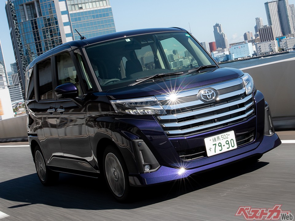 軽自動車を作らないトヨタは他社の軽自動車でスーパーハイトワゴンに打ち勝つべく、排気量1Lのルーミーを開発、販売した