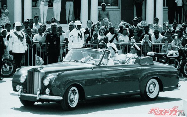常にイギリス王室とともにあったロールスロイス。写真は1966年のエリザベス女王（後席向かって左側）とフィリップ王配（同右）