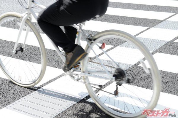 横断歩道上での自転車は歩行者ではなく、軽車両に当たる。道交法的にはクルマやバイクが自転車に道を譲る義務はない（araho@AdobeStock）