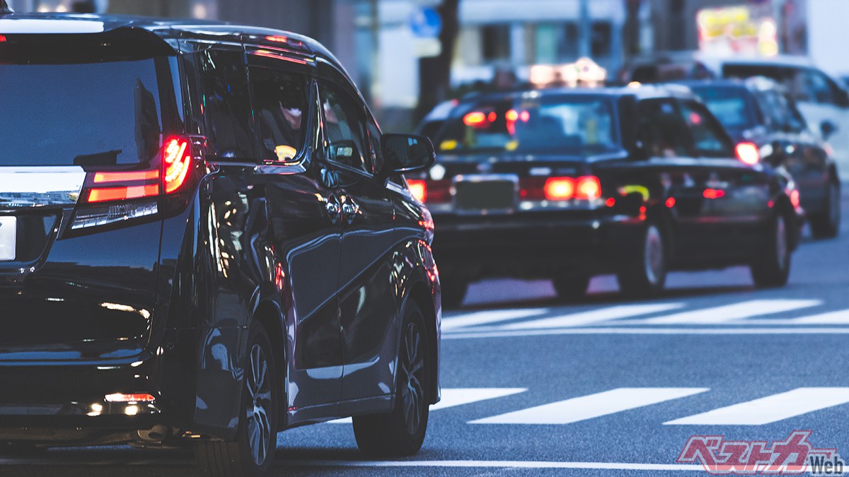 煽られるのはアナタの運転が原因!?「煽られないために絶対してはいけない運転とは」