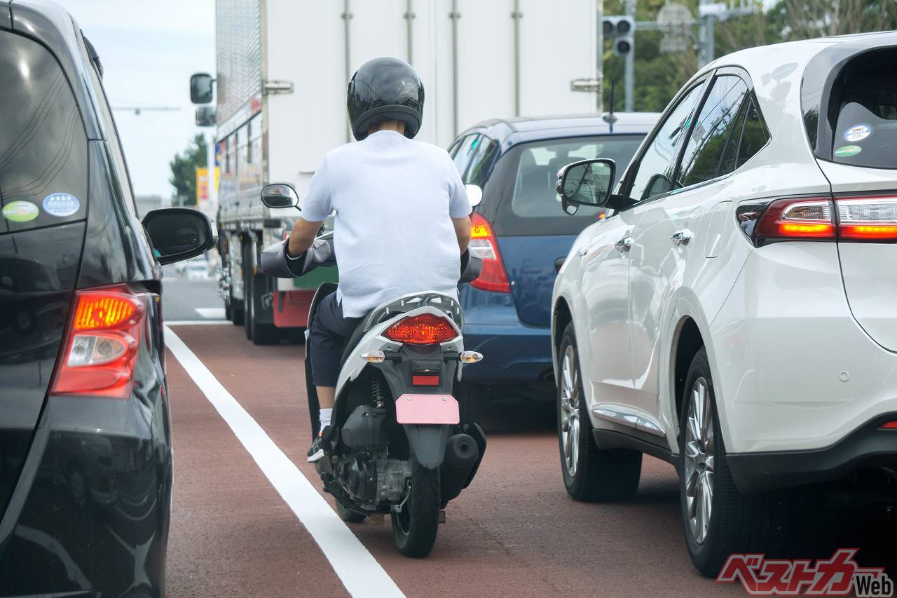 バイクのすり抜けにヒヤッとした！　そもそも二輪の追い越しや割り込みって違反じゃないの？