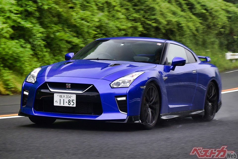 日産 GT-R。上位グレードや独自技術を採用したモデルは販売台数が少なく、必然的に中古車市場に流れる台数も少ない。限定車でなくとも、希少性から価格が上昇することがある。ネオクラもそうだが、将来的には今より高騰する可能性も秘めている