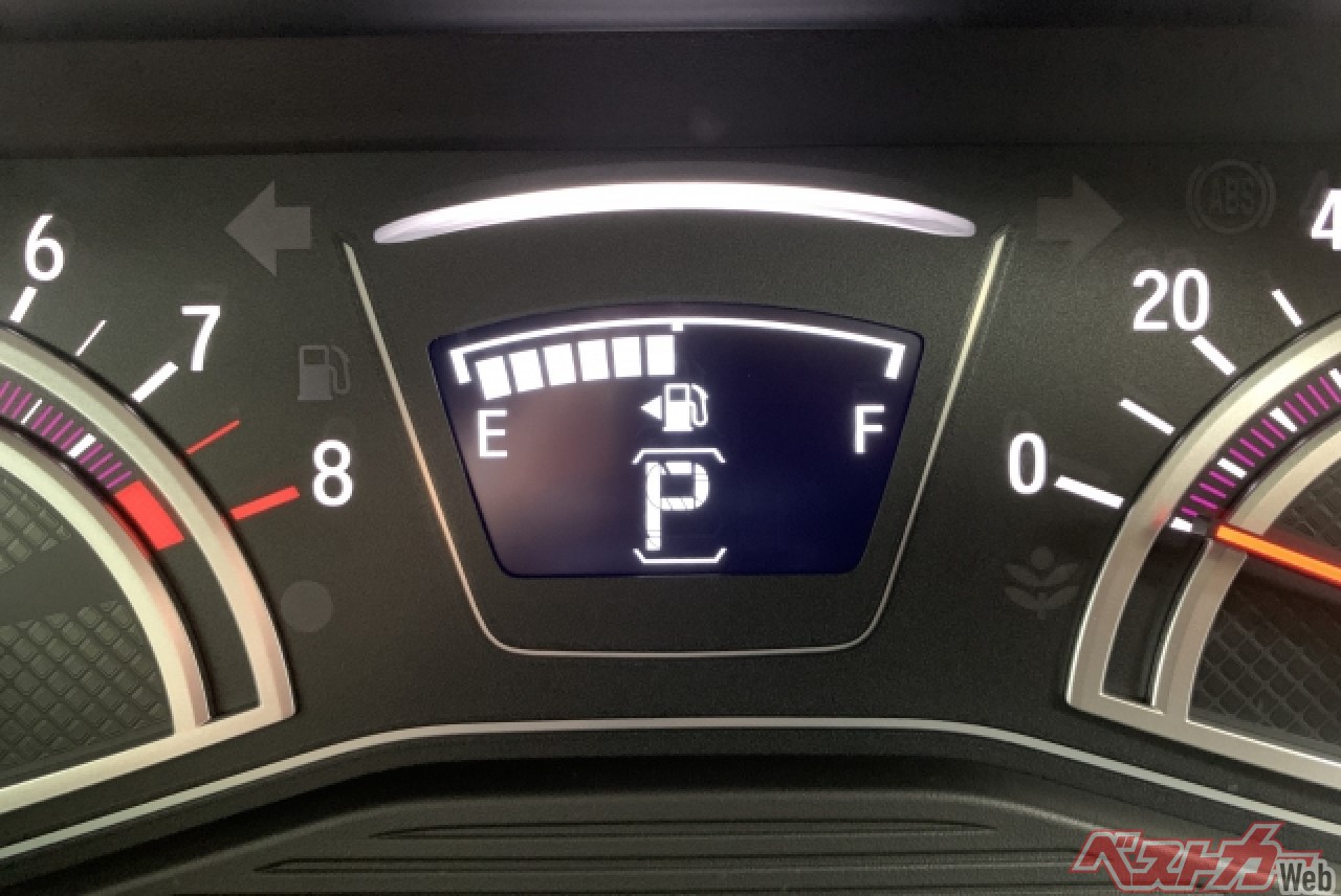 え…燃料計「半分」は、満タン時からあと半分走れる…わけではない? 燃料計の計測方法とは