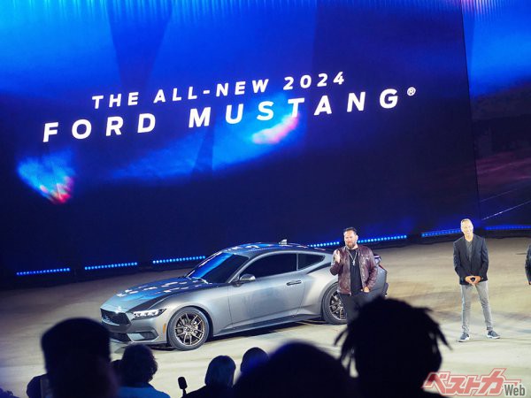 屋外ステージでプレスカンファレンスが盛大に行われ世界デビューした新型フォード マスタング