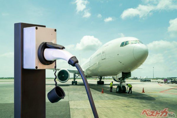 世界中の空港には数多くの充電器が用意されている。しかし、現在の羽田空港には5つしか設置されていないという（Surasak＠AdobeStock）