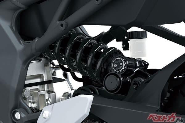 リヤショックはショーワ製BFRC liteを新採用。大型バイクに搭載されるサスで、イニシャル、独立した伸＆圧側の減衰力調整が可能だ