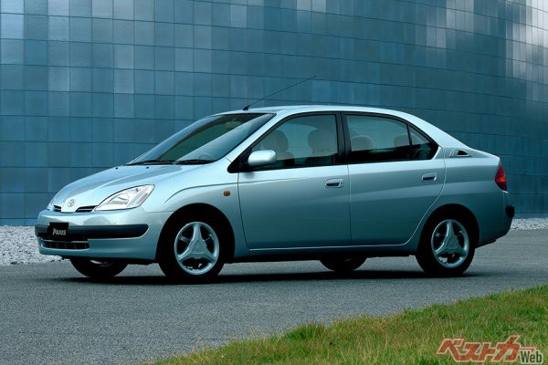 1999年に登場したトヨタ プリウス。世界初の量産ハイブリッドカーとして注目を集めた